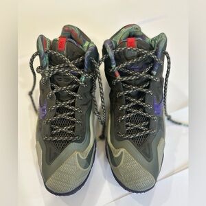 Nike LaBron 11 Terracotta Warrior basketball sneaker 2013 Youth size 5.5